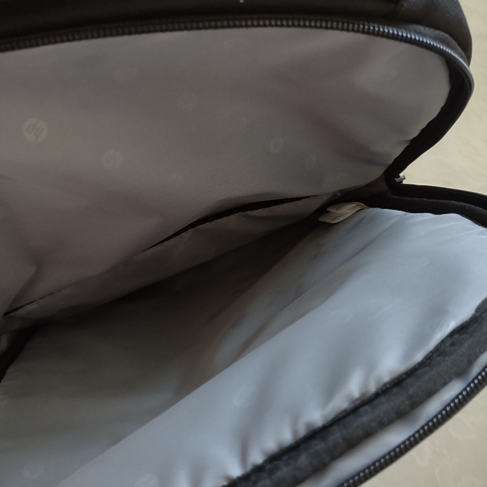 HP padded backpack laptop - Picture 6 of 7